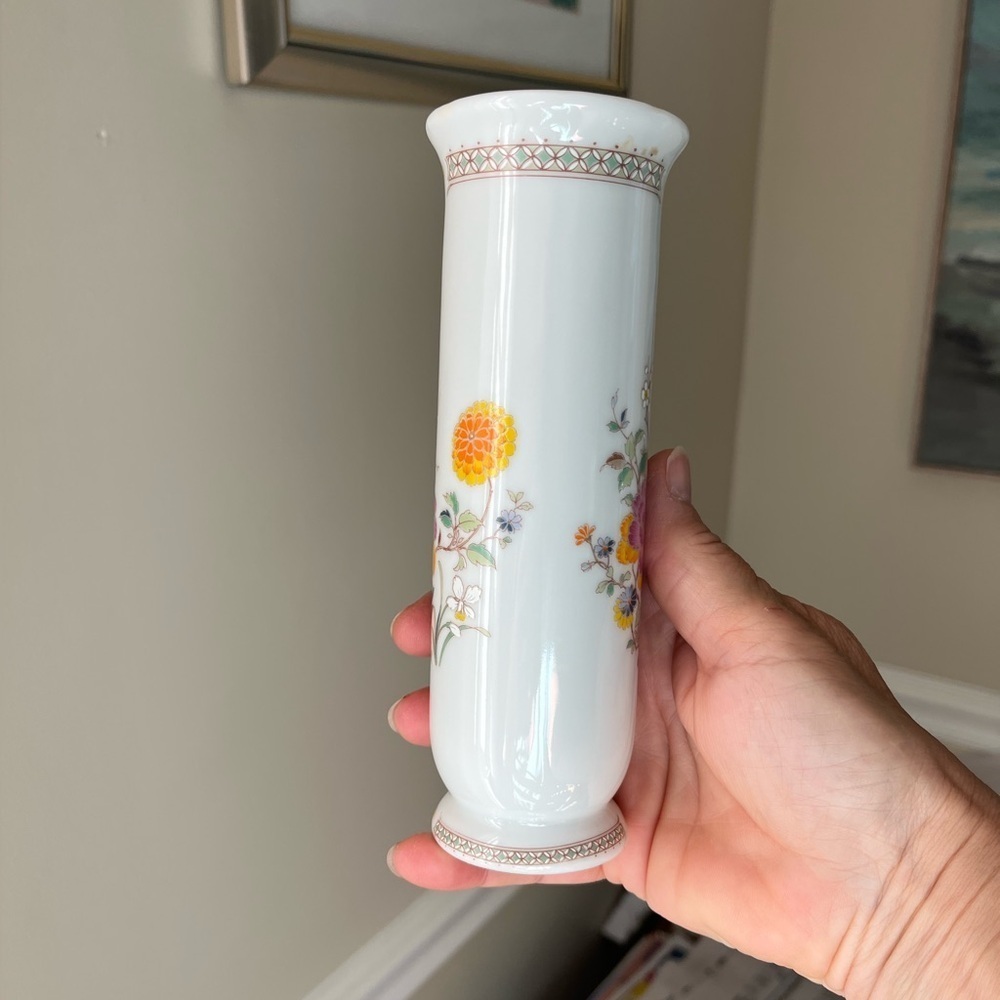 Trina Floral White Porcelain Vase Made in Japan - Picture 13 of 15